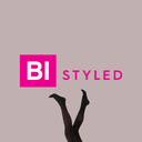 BI STYLED Logo mit Beinen in schwarzen Strumpfhosen – moderne Damenmode & stilvolle Beinbekleidung mit Fashion-Fokus.